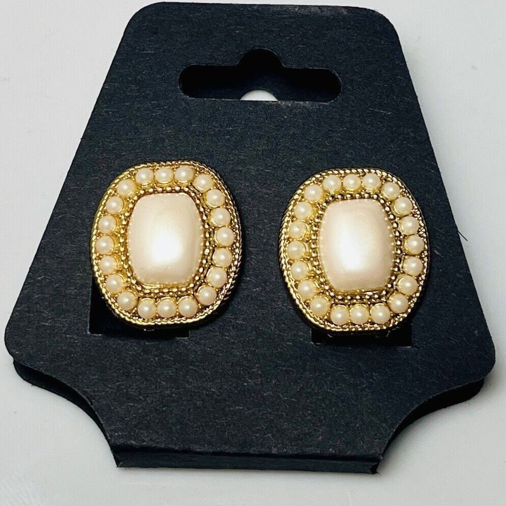 Carolee Vintage Clip Earrings Faux Pearl Chunky Gold‎ Tone Signed 1980s